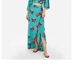 High waisted maxi skirt with
V neck tie top